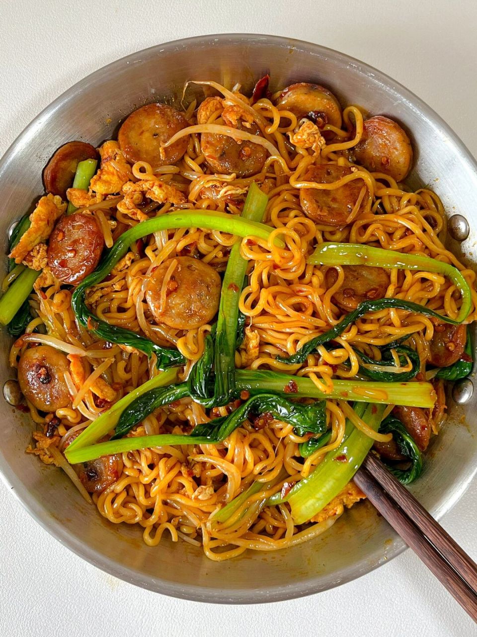 感谢网友!炒面这样做真的太太太好吃了!! 准备食材:绿豆芽,鸡蛋,方便