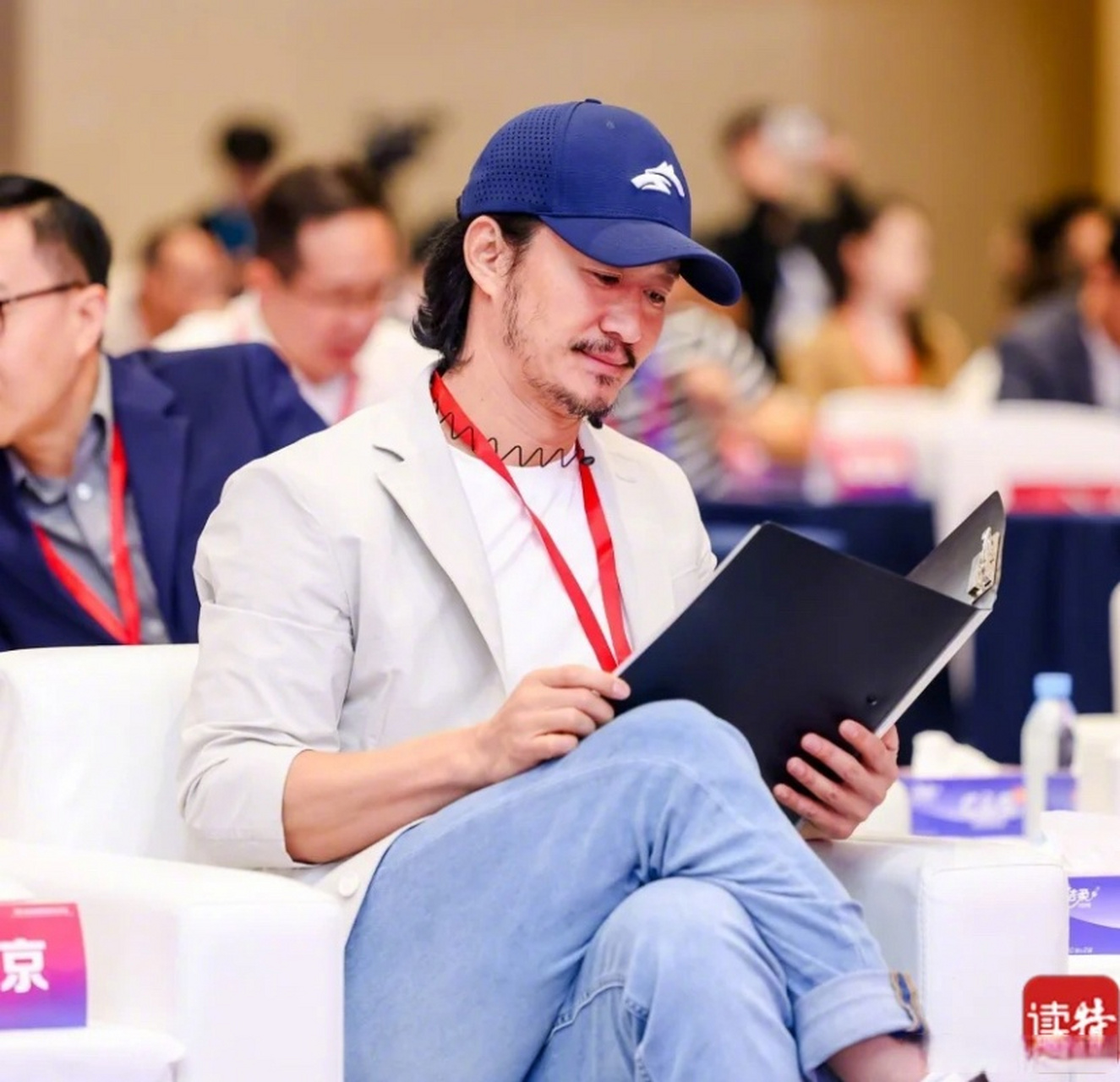 吴京新造型,络腮胡77长发,脖子上戴了个发箍,这样的吴京好陌生