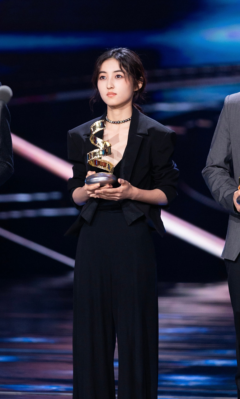 2023#微博电影之夜# 年度关注演员@张子枫  笃定如一,热烈真诚.