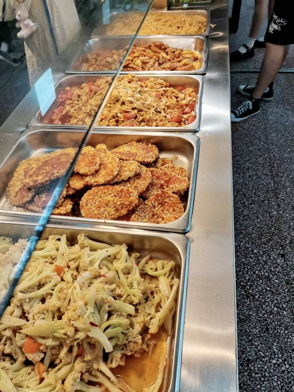 池州学院的饭菜还是很好吃的,尤其是一食堂二楼的骨汤面,简直绝绝子