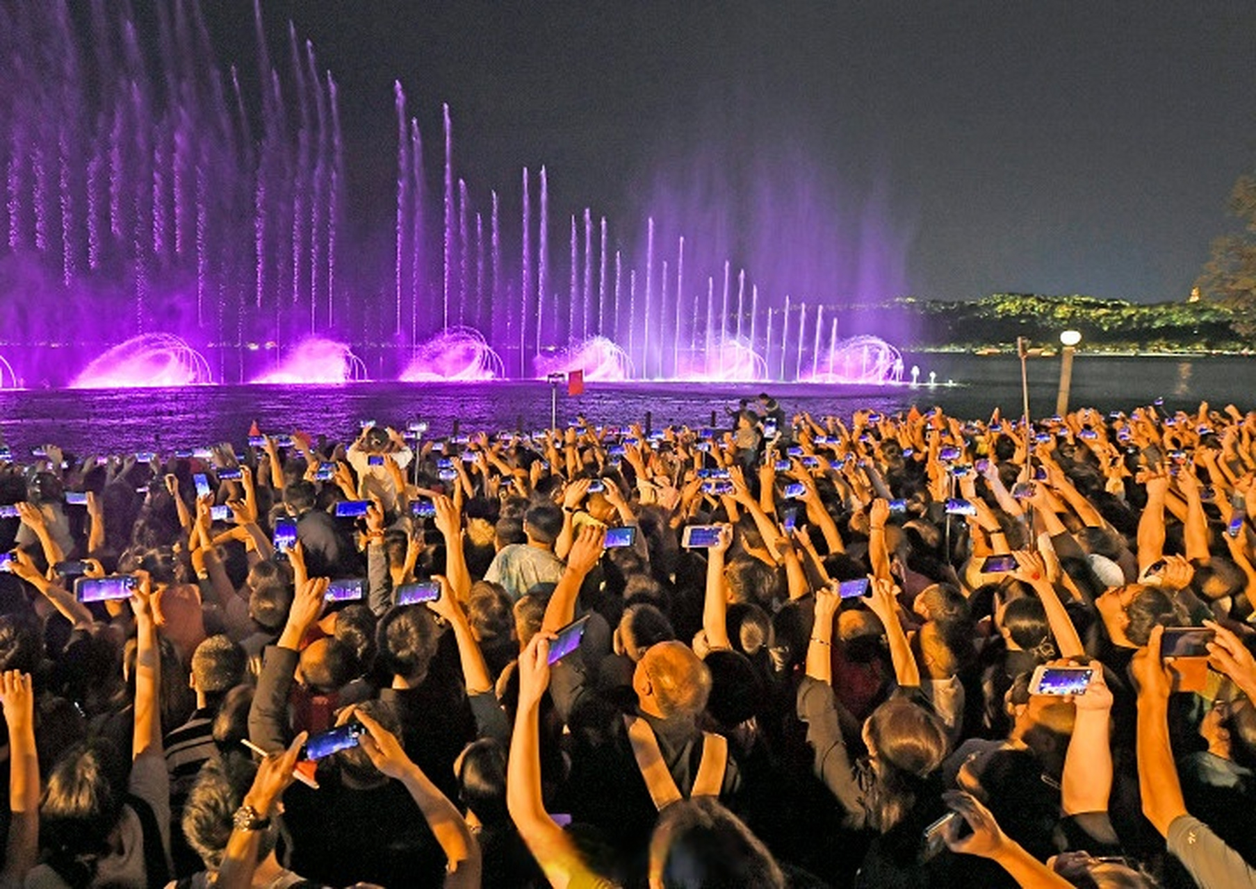 【#大家看西湖音乐喷泉的统一姿势#】10月1日,杭州西湖音乐喷泉在《我