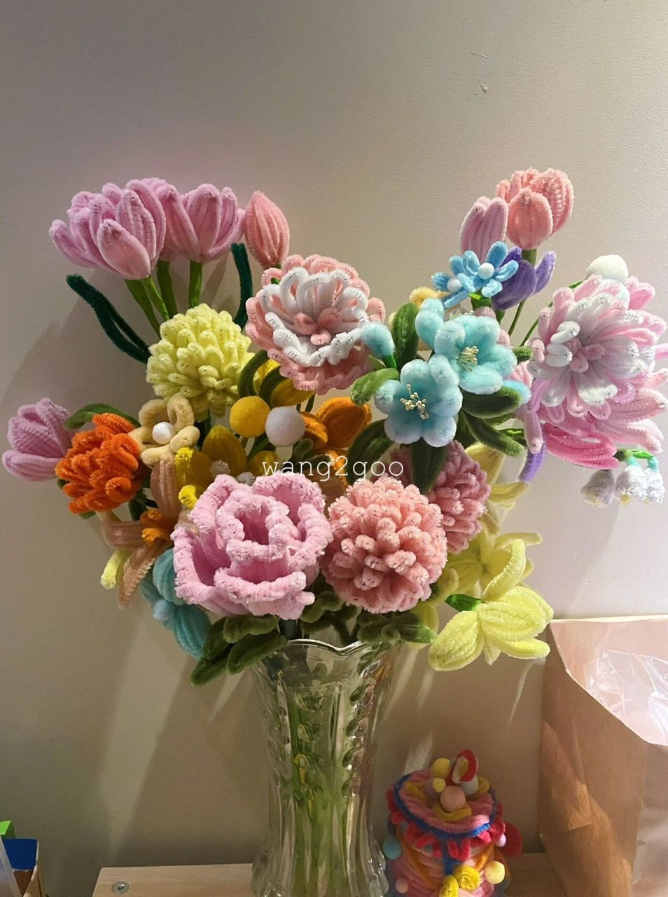 扭扭棒花束大合集     把最近做好的花花都放在了花瓶里 随便摆放都还