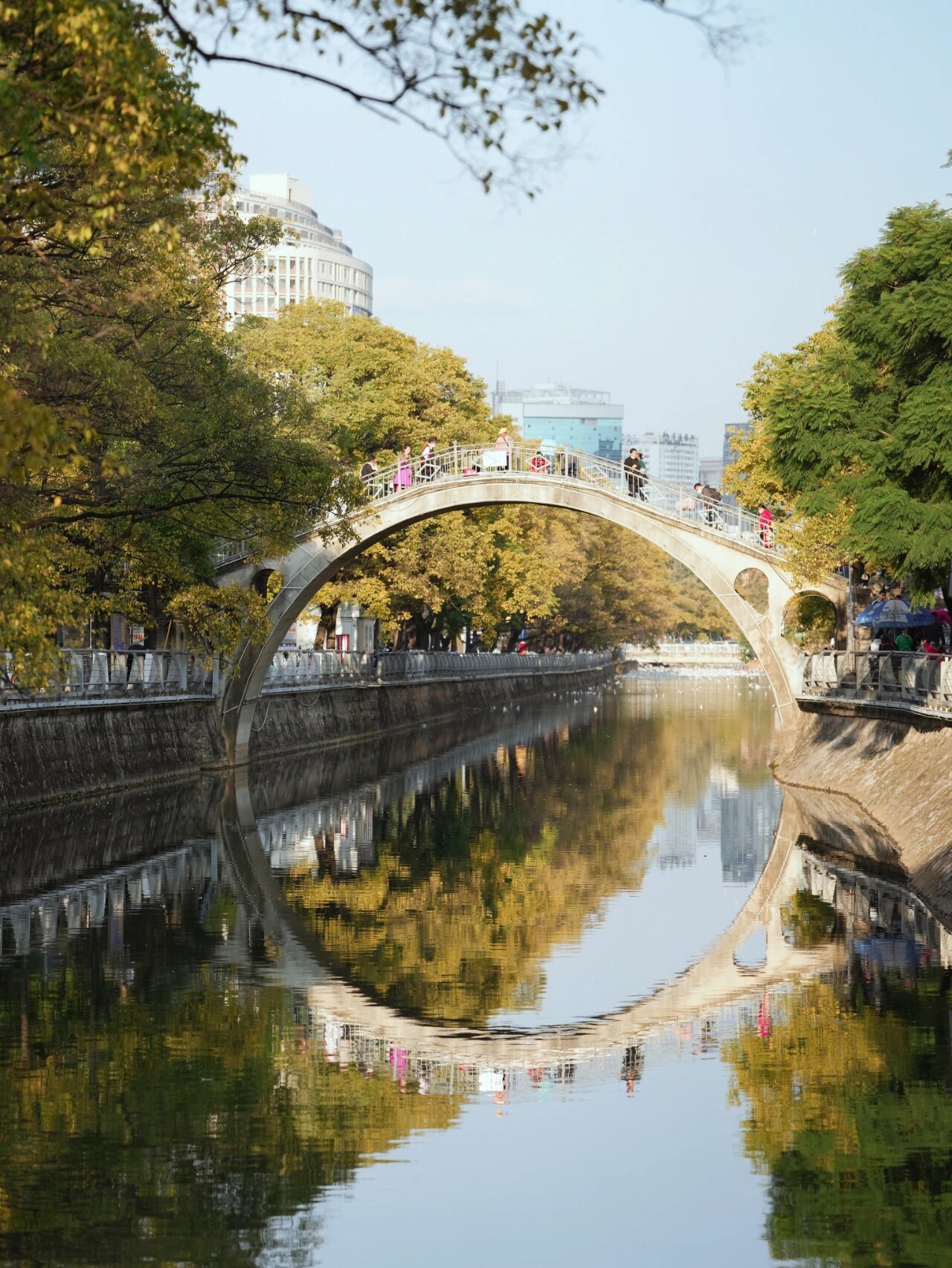 昆明大观河拱桥 最近比较火的昆明大观河拱桥,在市区"环城西路"至"