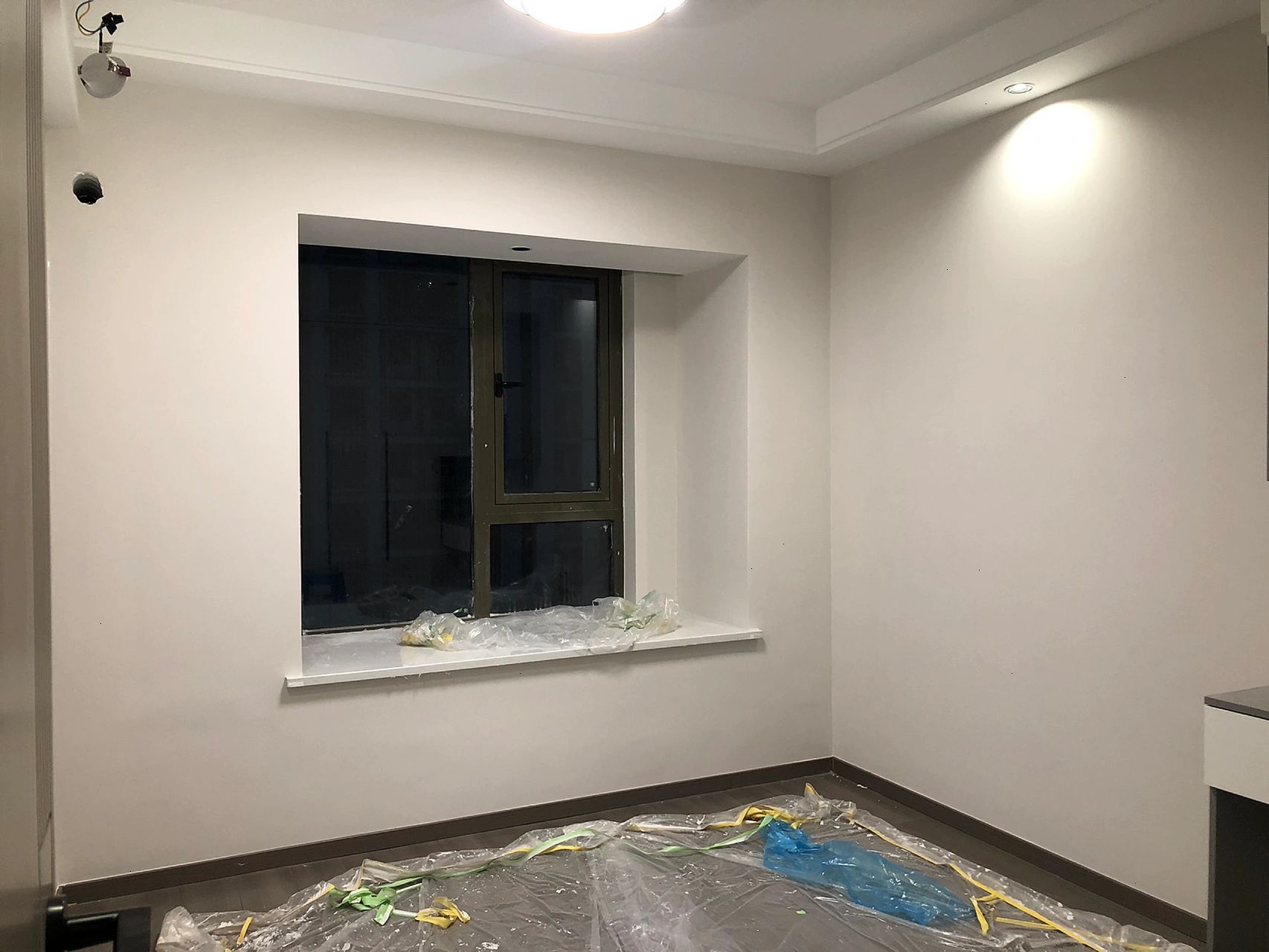 立邦的汝窑色,刷出来很好看 今天师傅终于刷漆了,卧室大面积选的立邦