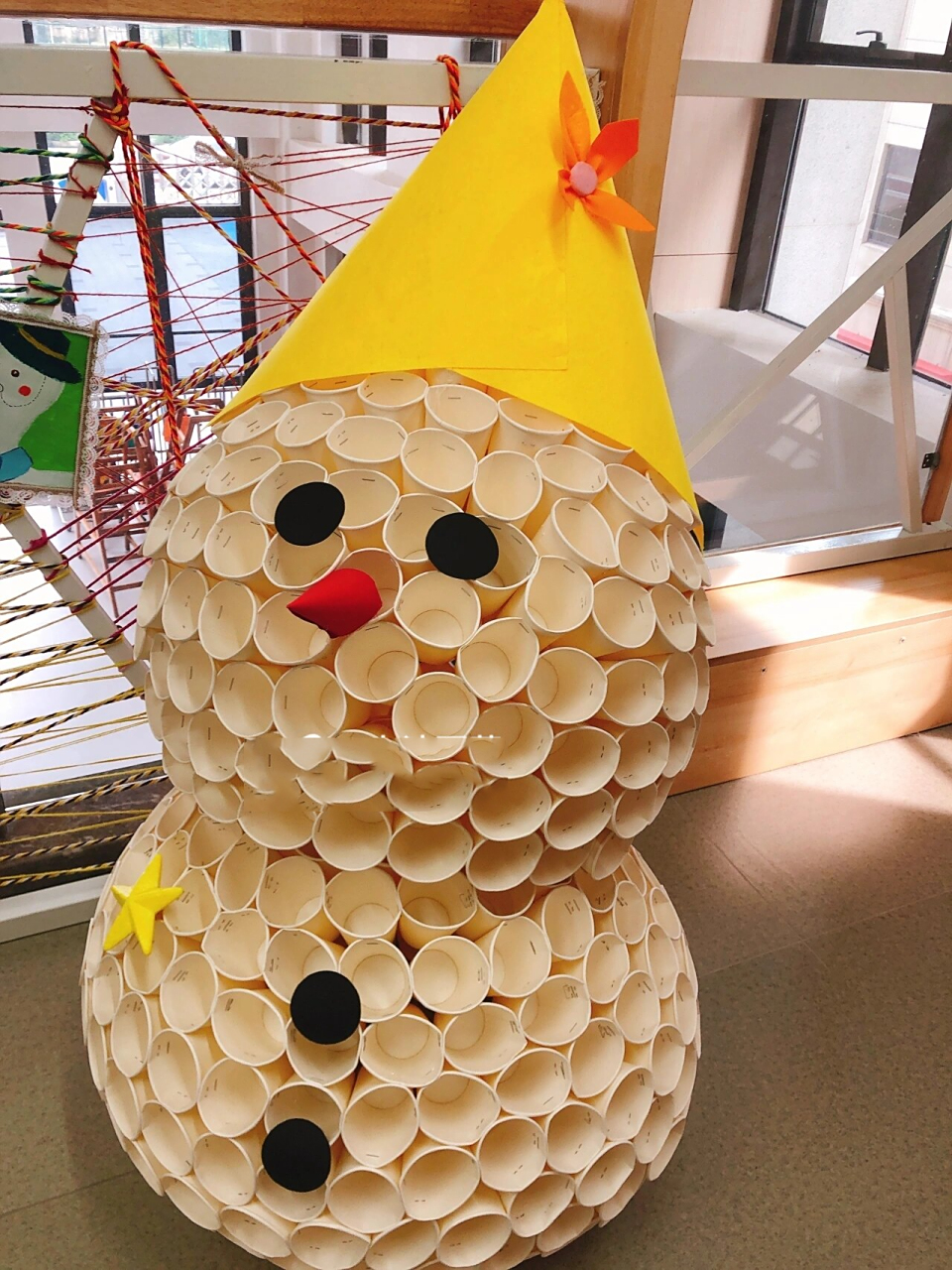 幼儿园环创之手工雪人制作 纸杯雪人需要用到306个,准备好订书机 身体