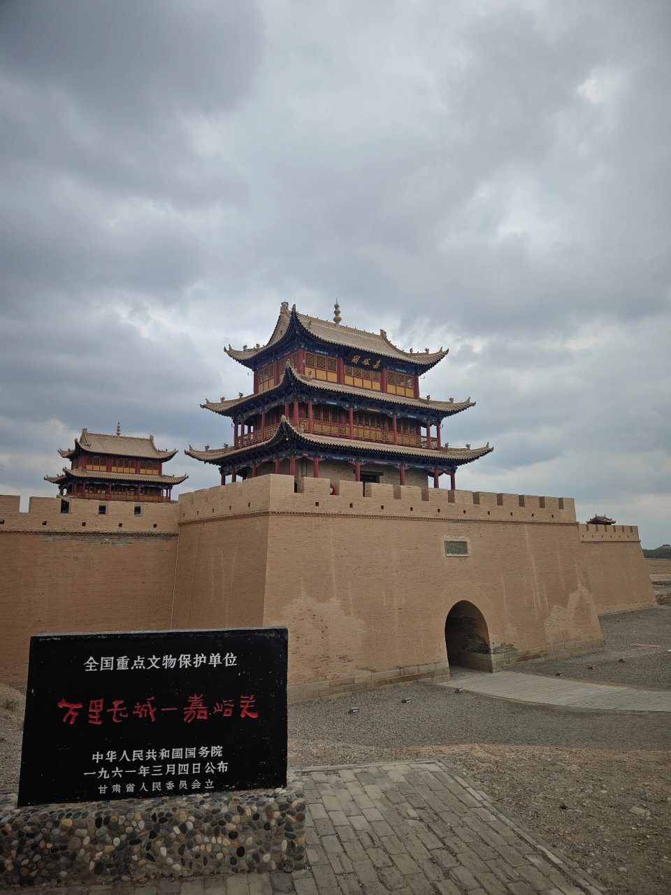 嘉峪关旅游攻略一天一晚 主要景点:嘉峪关关城,悬臂长城,长城第一墩.