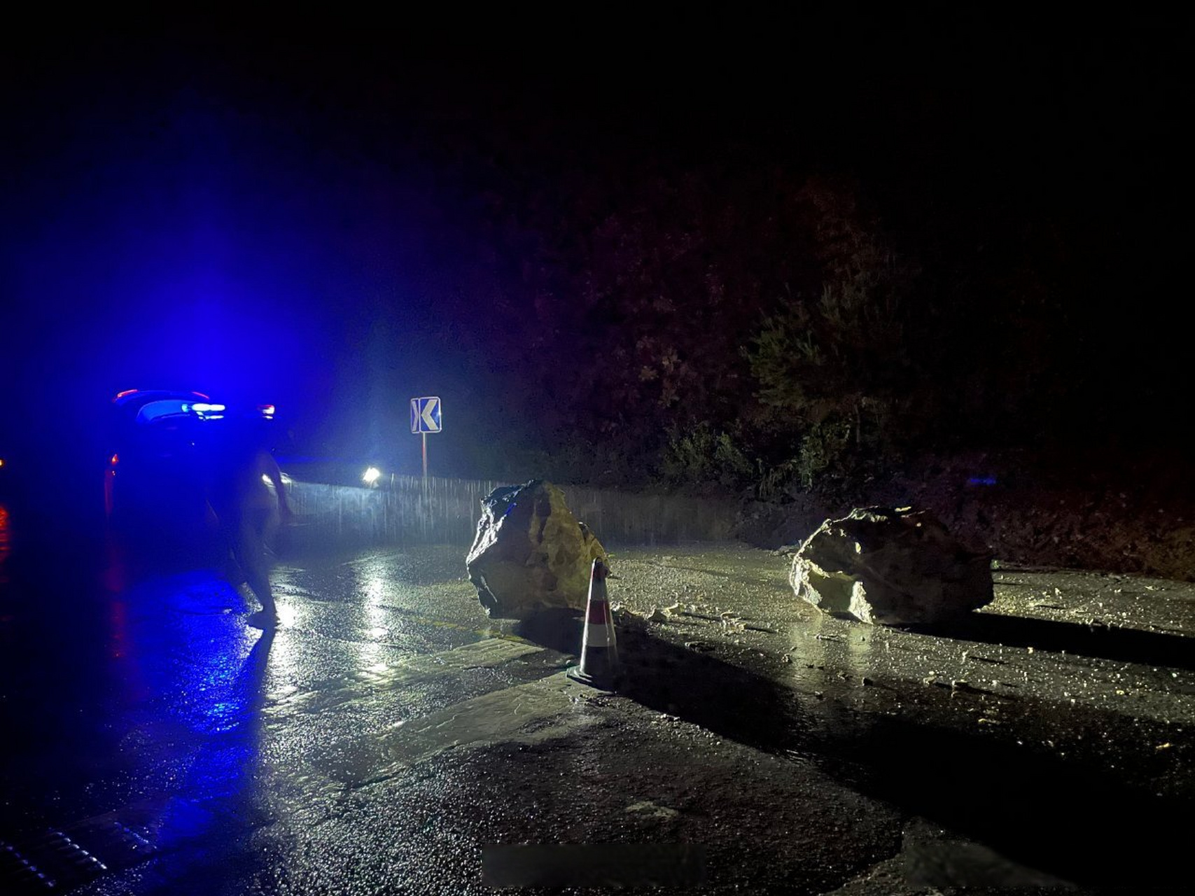 西峡交警# 【山体滑坡石块滚落 西峡交警紧急除险】6月17日夜,大雨