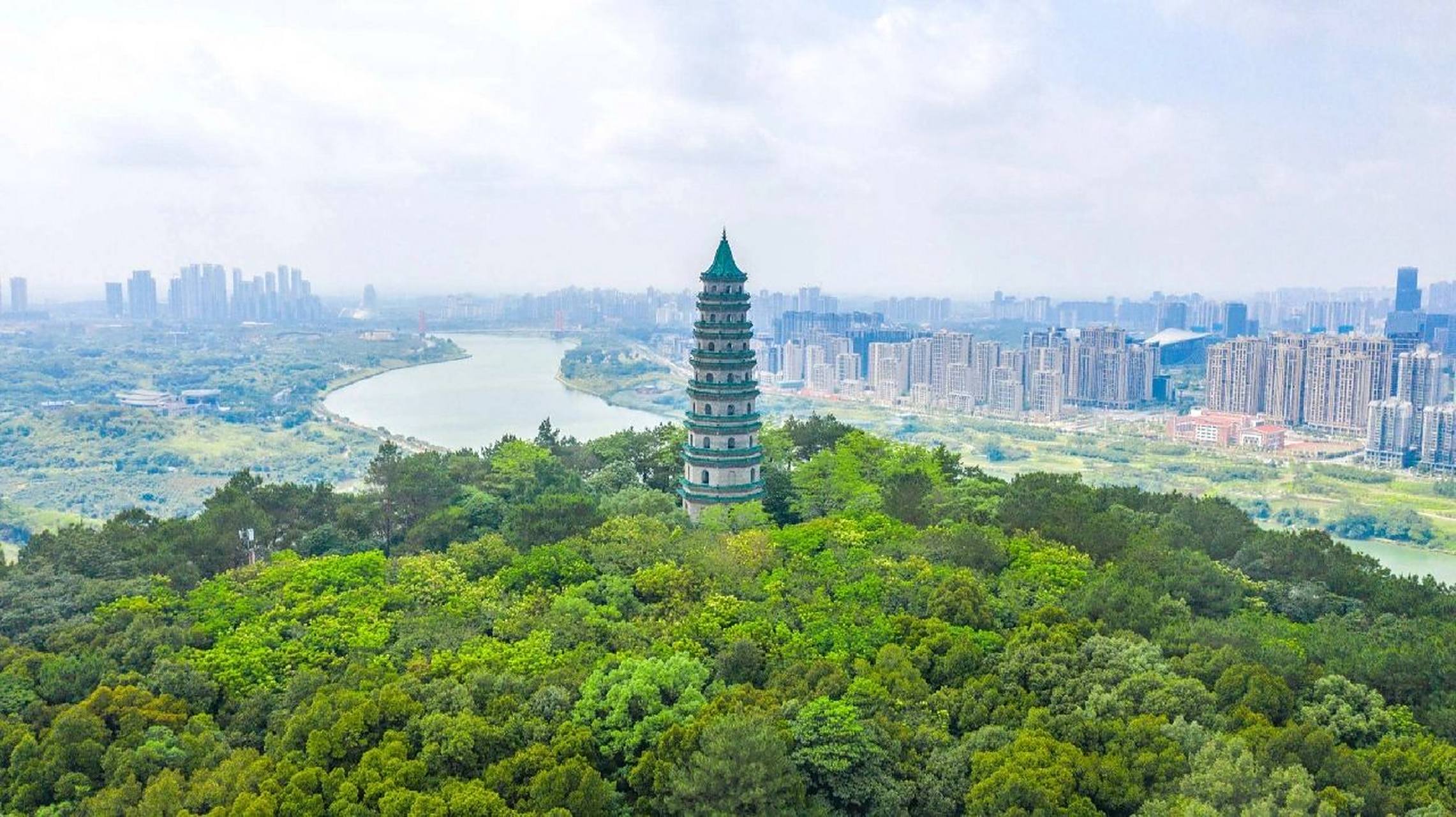 龙象塔位于南宁市青秀山景区内,俗称"青山塔",是青秀山的地标性建 ..