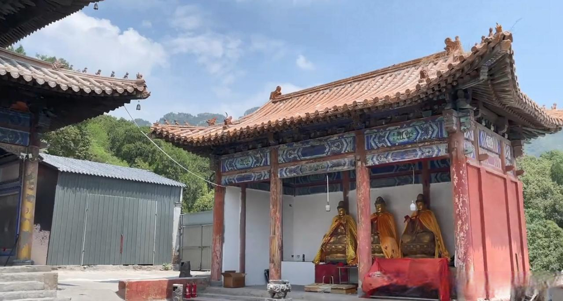 后山奶奶庙位于易县流井乡马头村的洪崖山上.