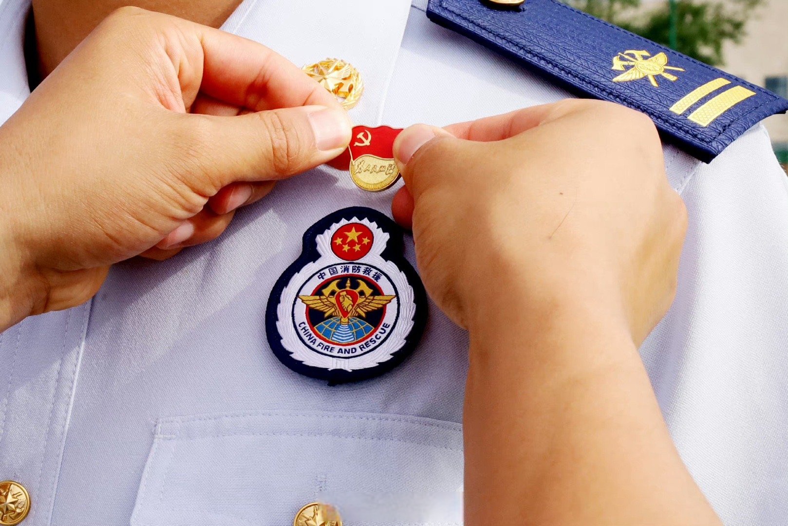 四川火焰蓝献礼七一#【今天,我们与党旗同框】党旗在手,党徽在胸