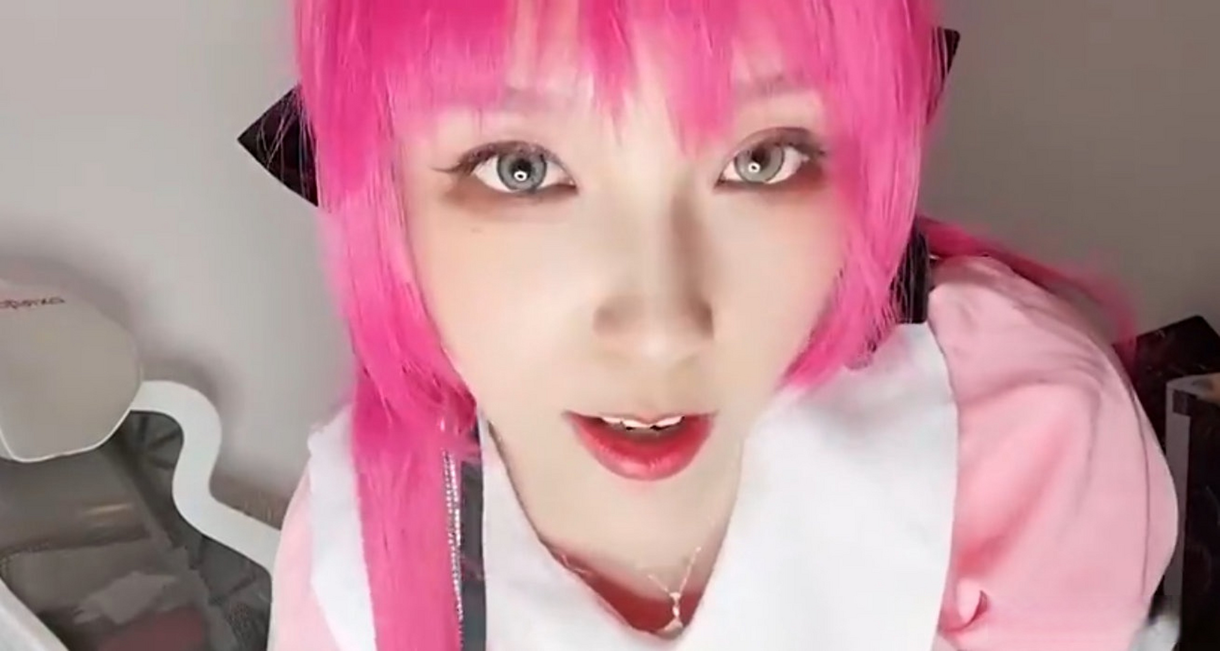 rita:喜欢软一点的电竞椅,太硬坐着不舒服  弹幕:主播推荐一下电竞椅?