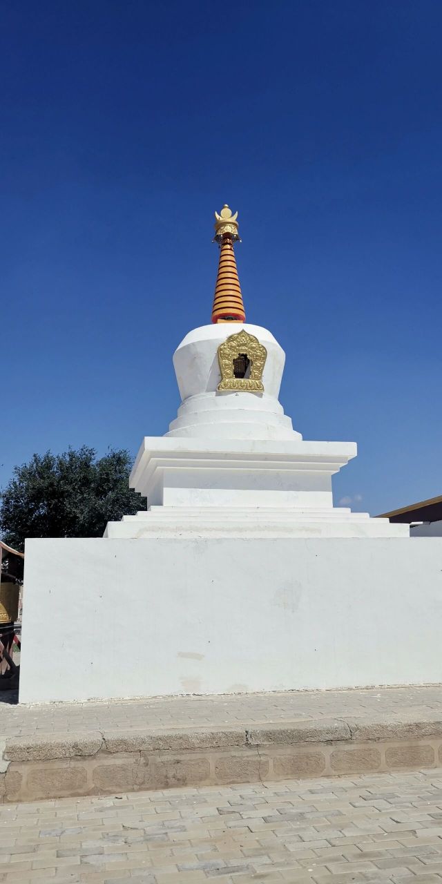 蒙古包头达茂百灵庙    百灵庙真是很有灵气的地方,一进院子就有好多