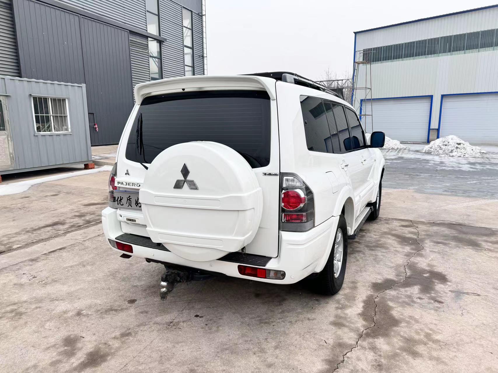 非承载式车身(俗称底盘为大架子的),优点:适合极限越野,当发生碰撞