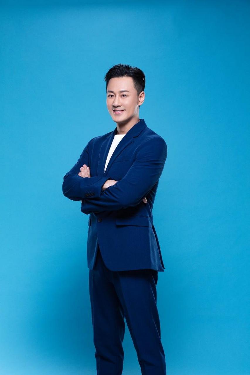 艺人林峯为品牌拍摄宣传照,还是很帅气!