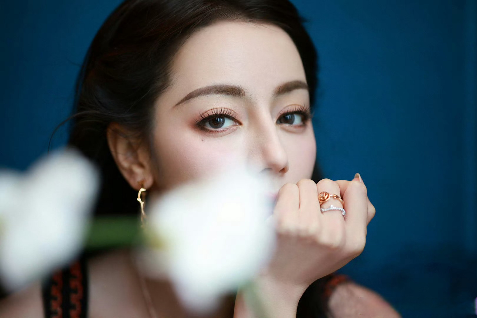 迪丽热巴红色刺绣吊带裙#dear-迪丽热巴 今日线下活动造型释出～红色