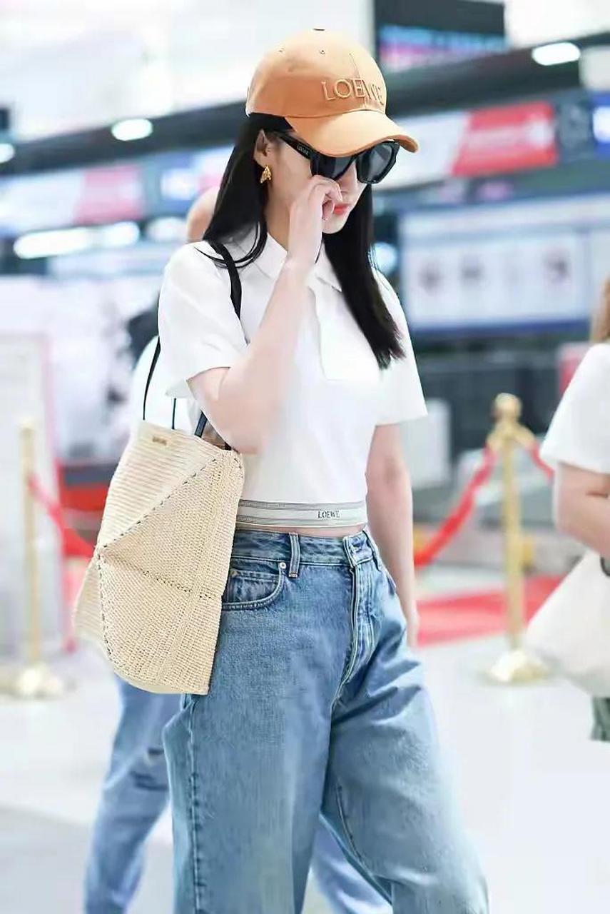李沁机场随拍,墨镜棒球帽是标配,米色斜挎包吸引眼球,似乎是可以折叠