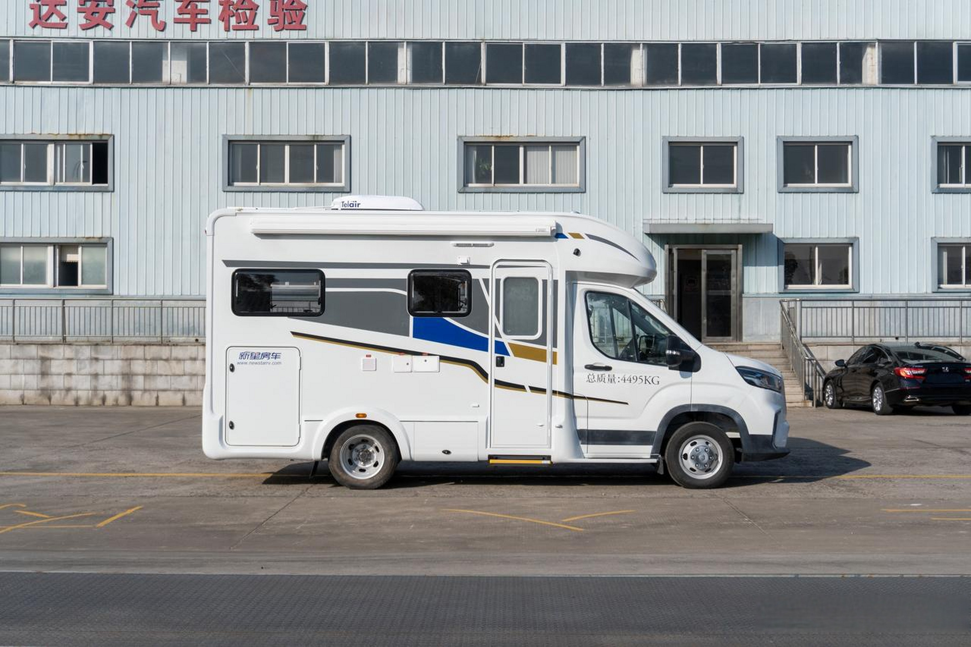 适合两人长期旅居的房车,好开好停还省油 基于上汽大通v90底盘打造