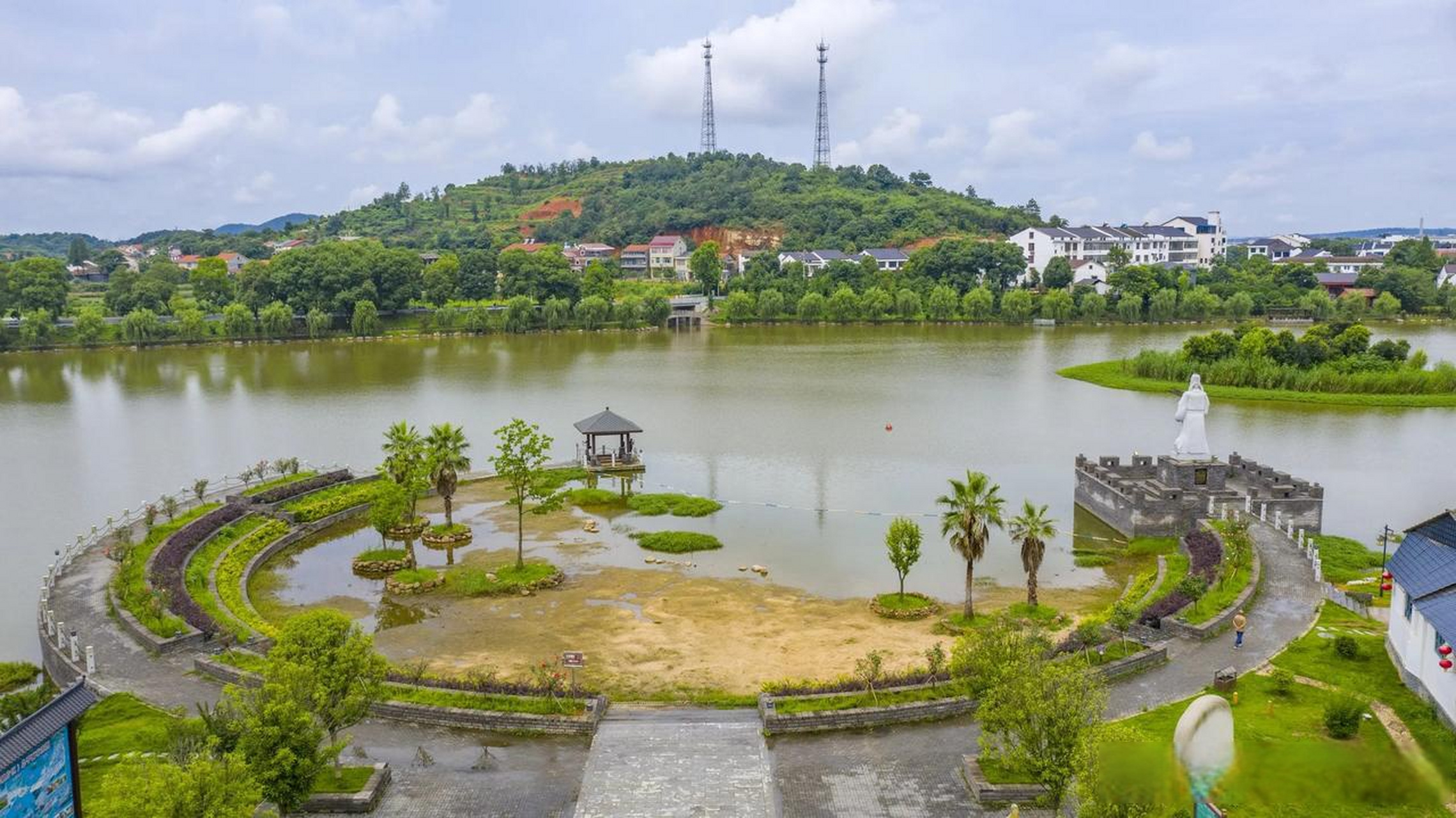 津市市的肖家湖生态文化公园,也是绝美的小众打卡地,走进公园,满眼都