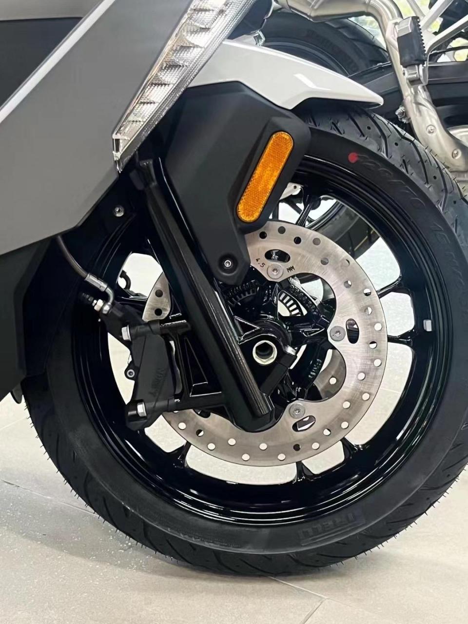全新宝马踏板c400gt 雪山白 现车一台 排量350cc,34匹马力,峰值扭矩35
