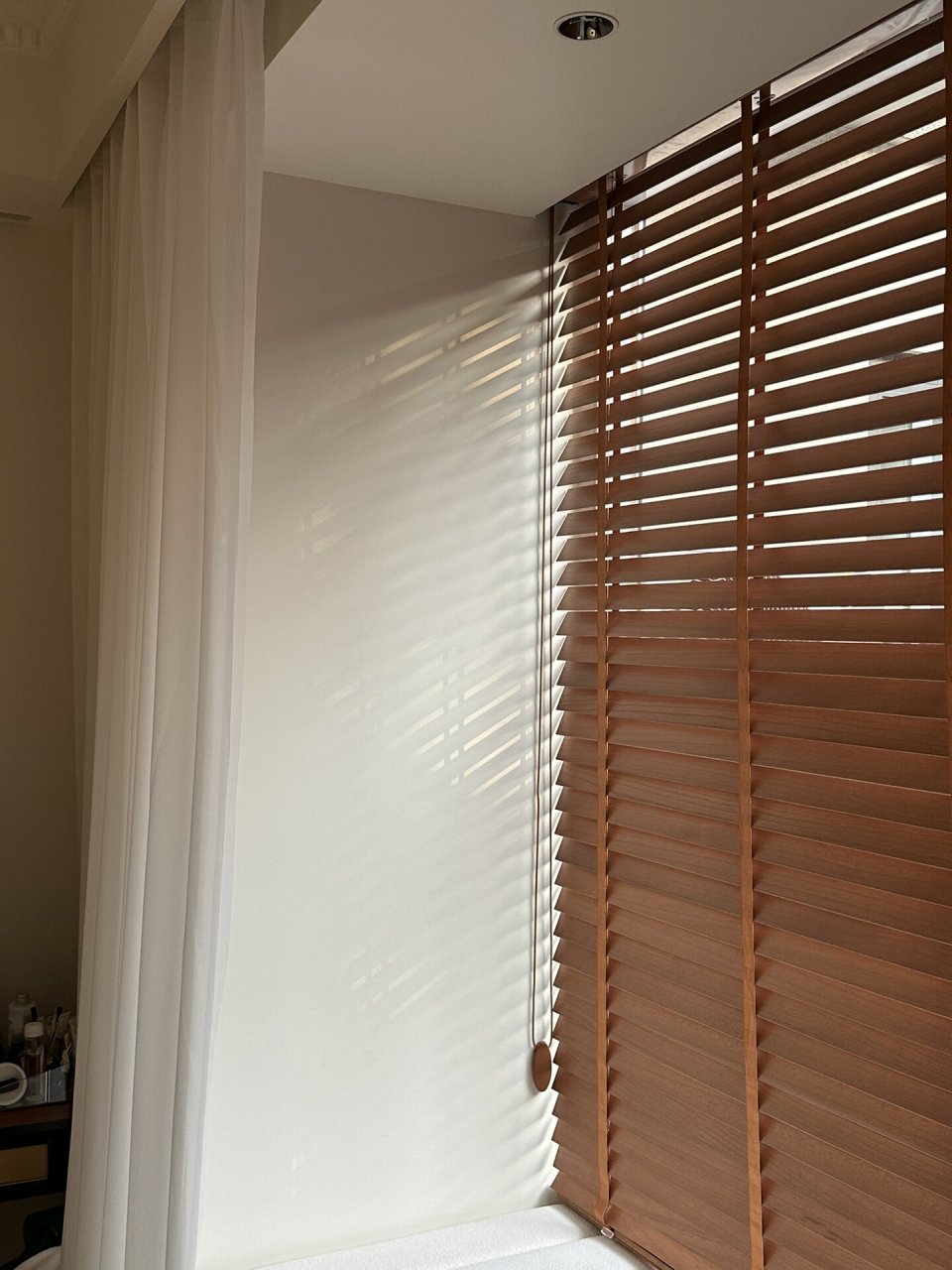 今天下班回家看到我的卧室,木百叶窗太美了 木百叶窗是我装修中永远不