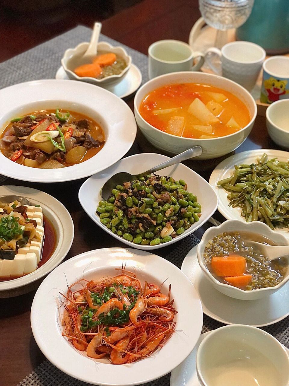 生活平淡,但因为我们倾注了热爱才变得更有色彩.