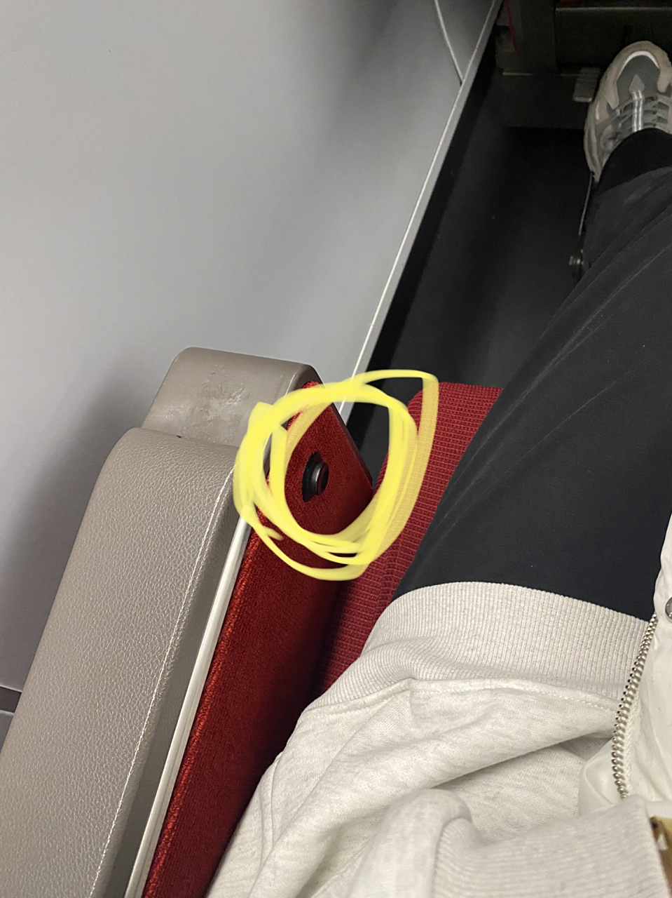 高铁一等座调座椅的方式 摁住这个按钮就可以调了 大家以防万一 都