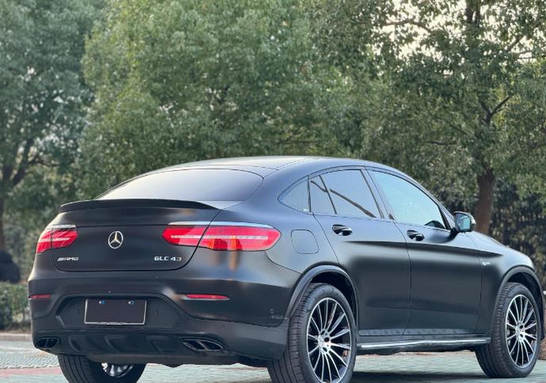 奔驰amgglc43轿跑 售价:27.