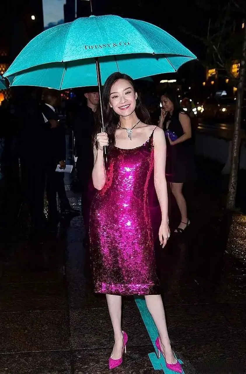 倪妮撑伞神图是不是滤镜叠太厚了,裙子和生图都不是一个颜色[思考]