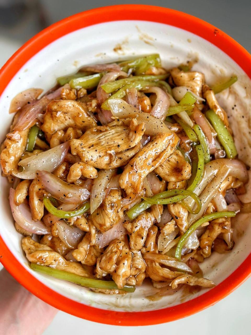 超嫩滑可口的黑椒汁滑炒鸡肉片,做法简单明了,有了这个菜,三碗米饭不