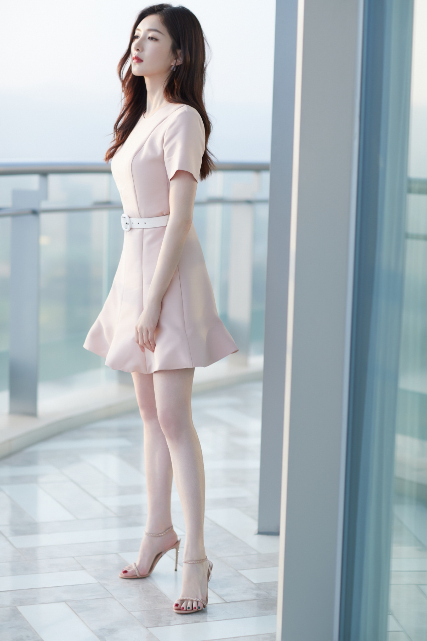 江疏影高跟鞋穿搭街拍精选