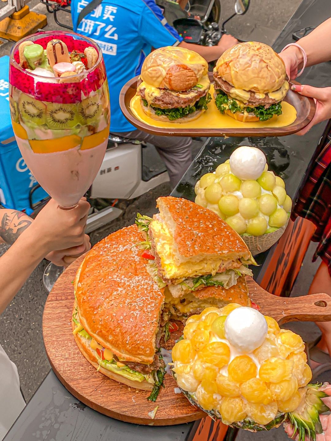 武汉12寸巨型大汉堡🍔1米高冰淇淋杯!好绝啊!