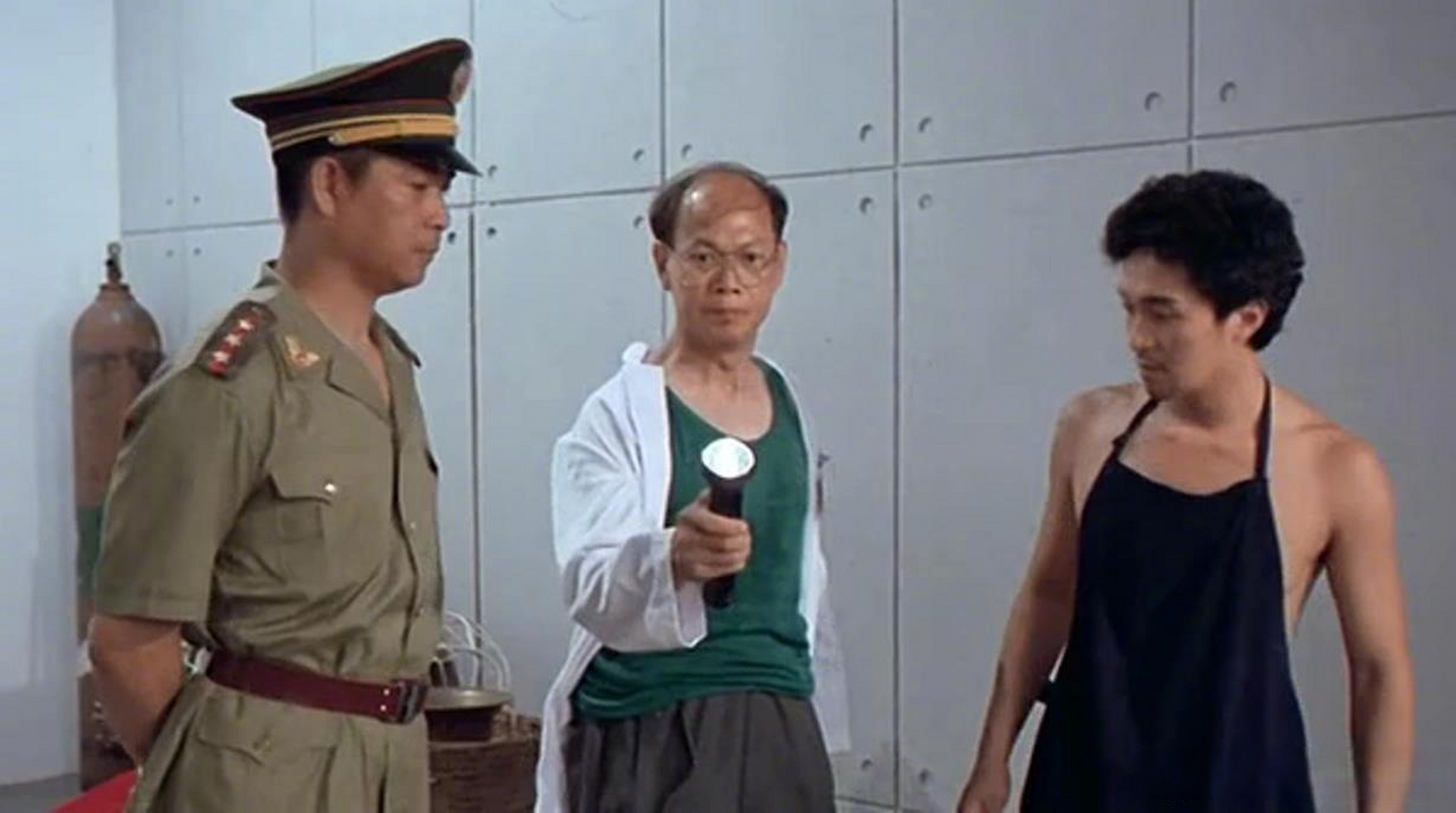 周星驰电影《凌凌漆》达文西发明不用电的手电筒片段中,罗家英觉得