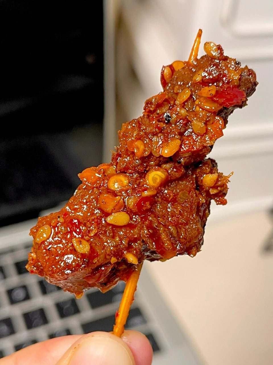 牛肉紧实hin有嚼劲,每一块都裹满了芝麻和辣椒籽,好入味儿～香香辣辣