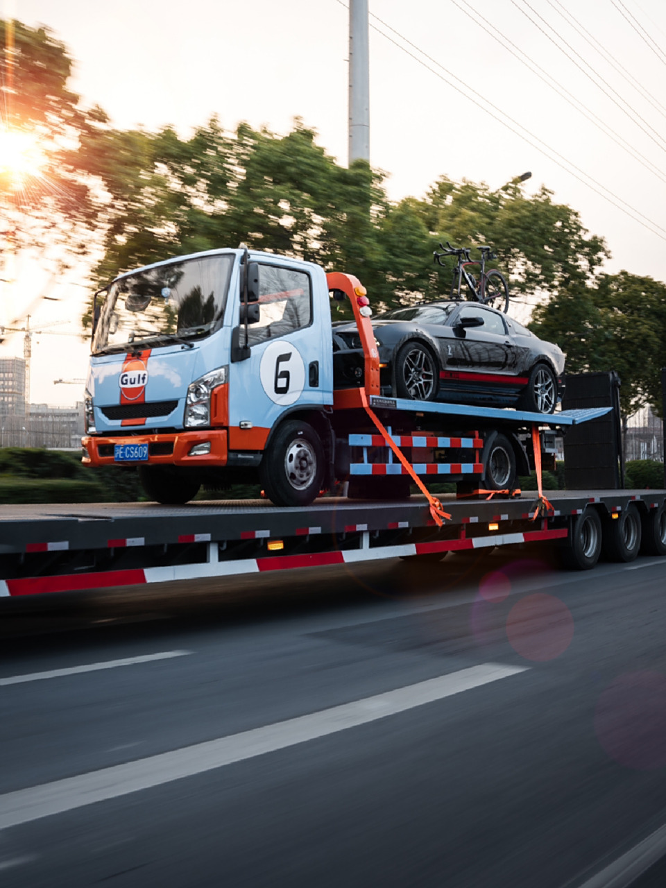 拖车,拖拖车拖车! 大拖车拖,拖车,拖车上拖着小汽车!