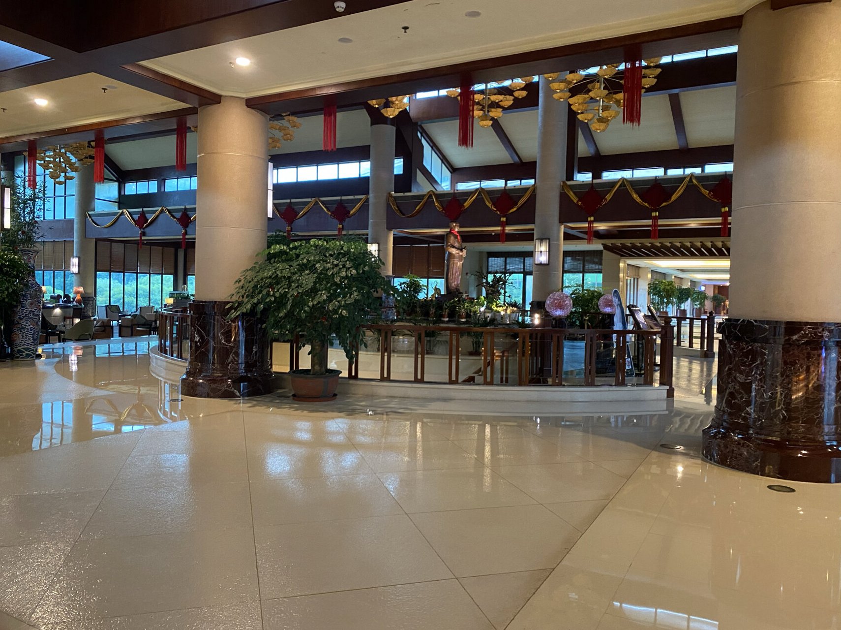 衡阳林隐假日大酒店 比较老久的一家酒店,环境真的还不错,很宽敞的