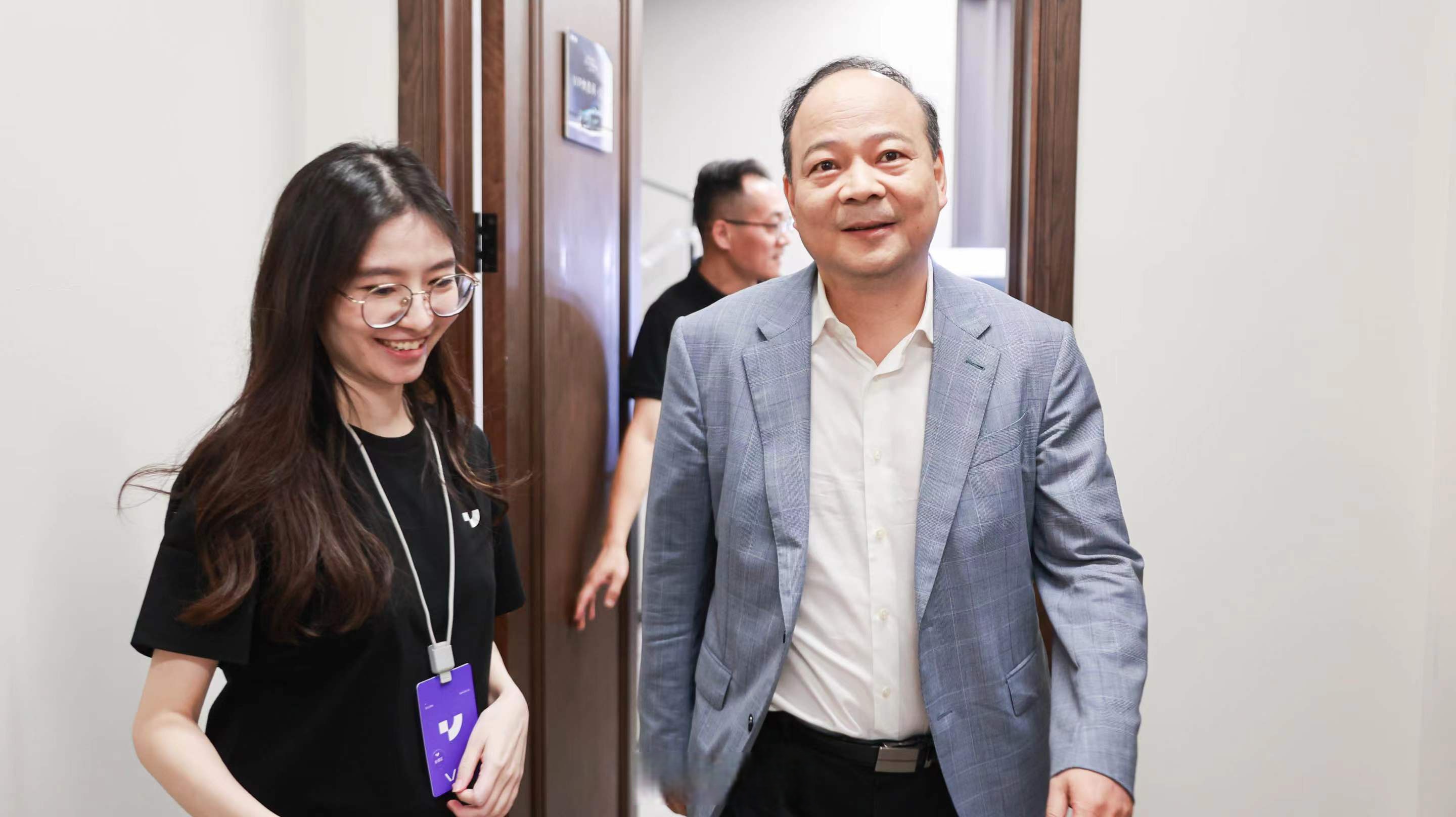 私房照蔚来李斌 和宁德时代曾毓群来到了极越07上市发布会夏一平说