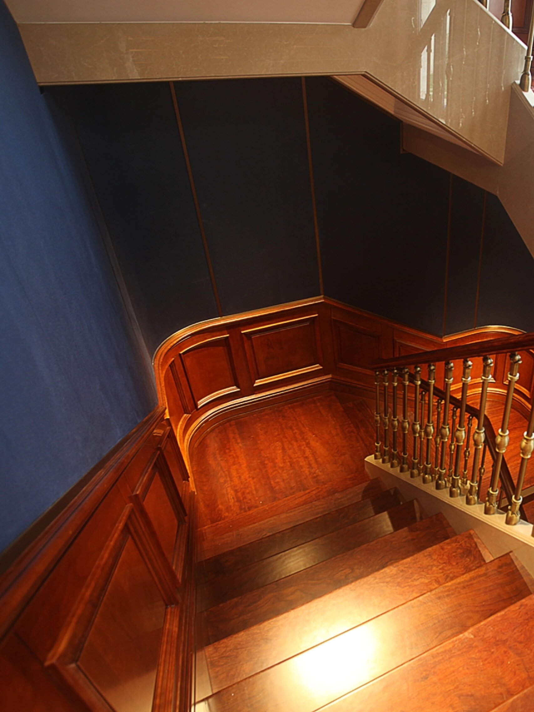 旋转楼梯护墙板墙裙美式楼梯装修