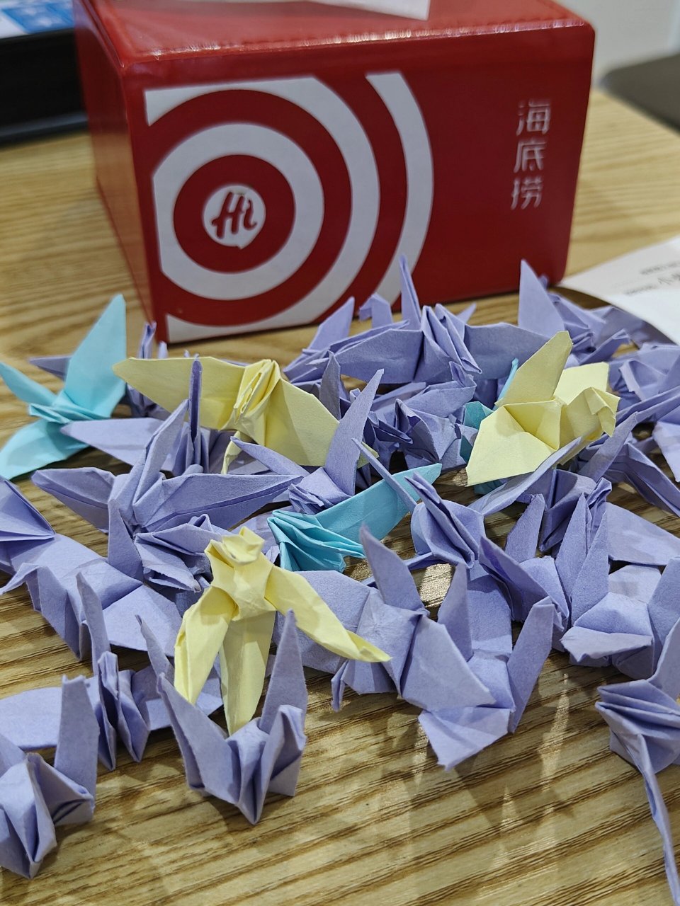 排队吃海底捞折40只千纸鹤,减掉20 感觉赚了哈哈哈