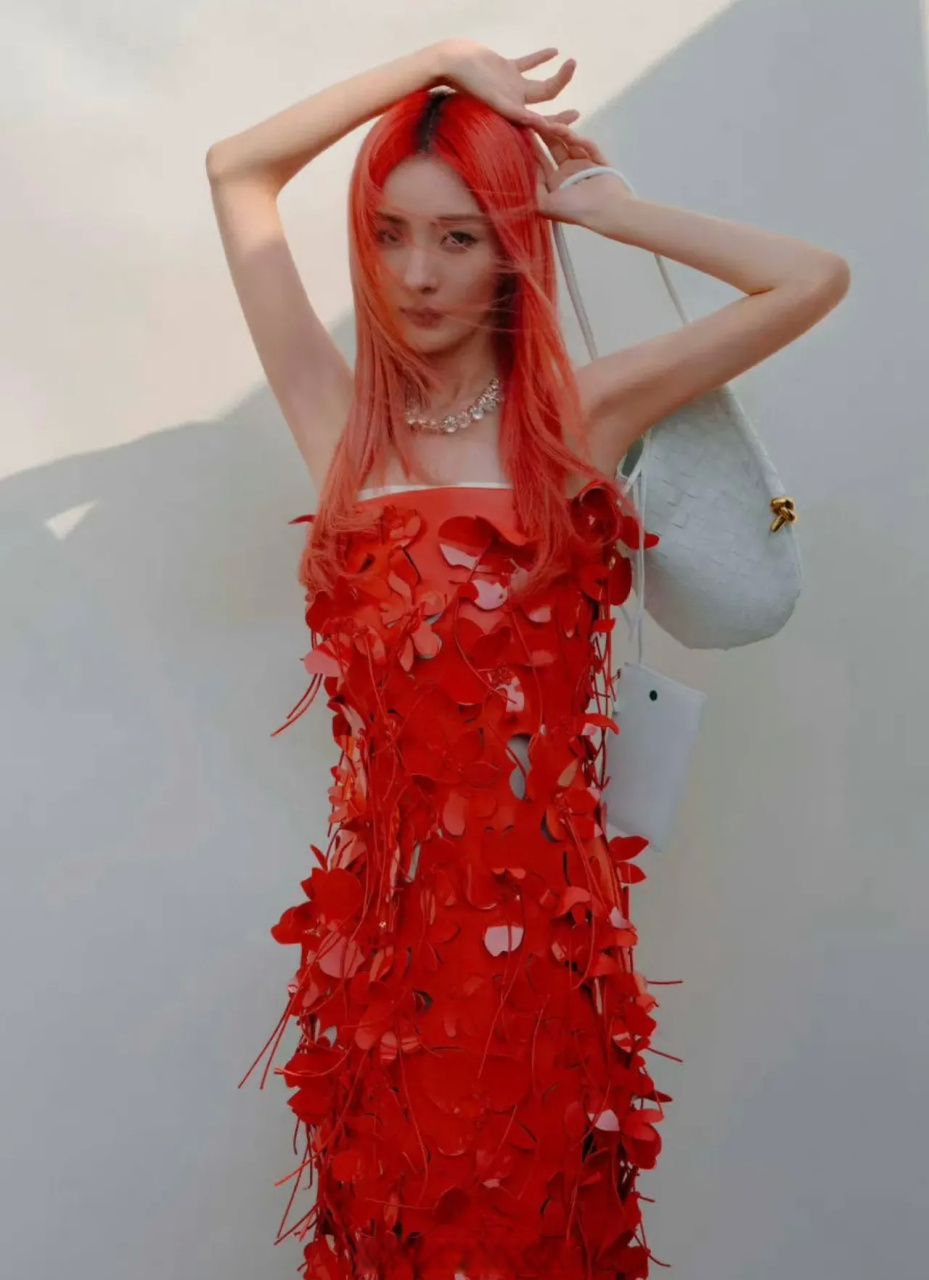 网友曝光一组杨幂红发造型视频,和精修的照片差距有点大啊,照片看着