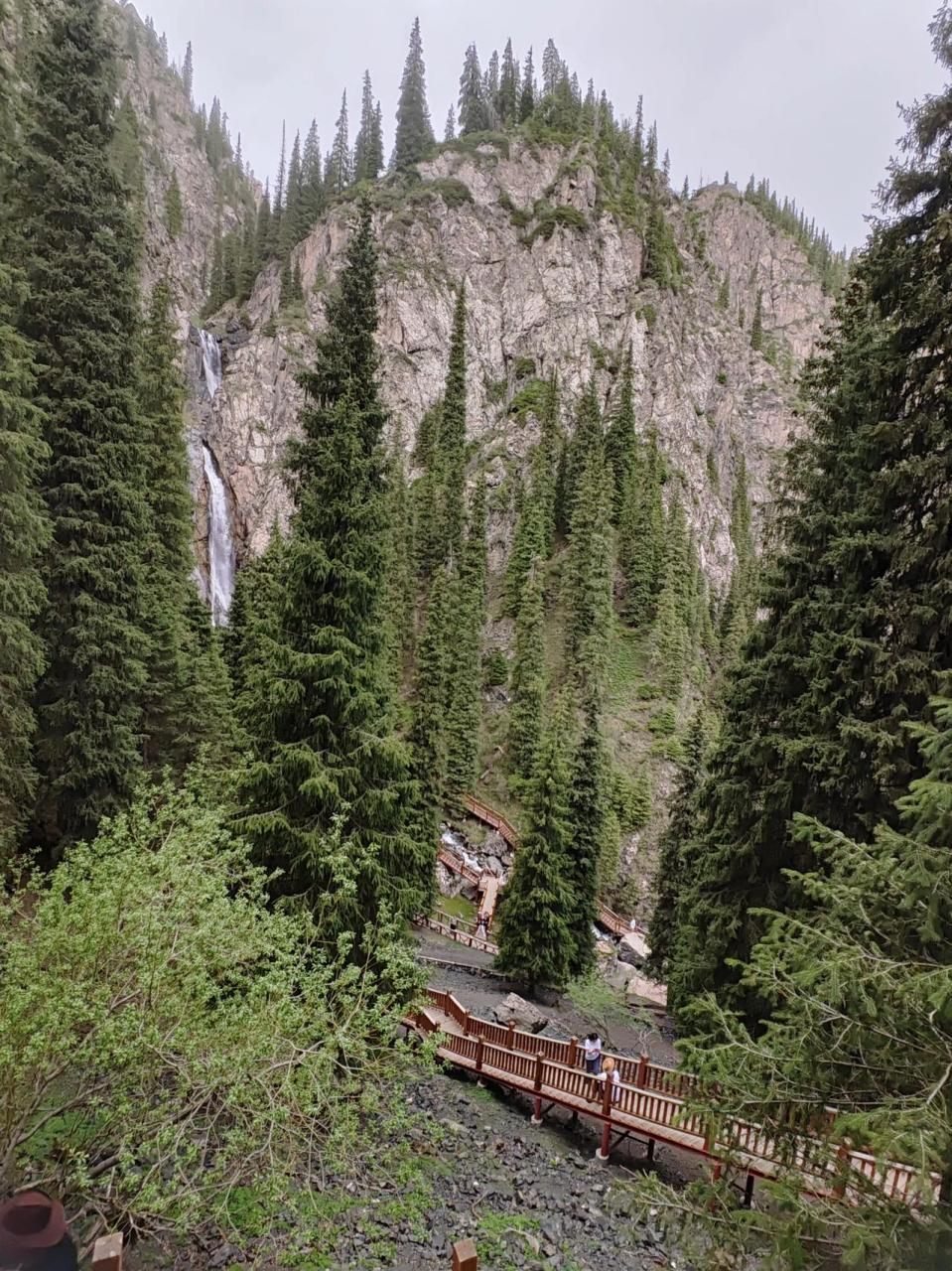 位于乌鲁木齐县甘沟乡境内的南山西白杨沟风景区,尽管进入景区票价