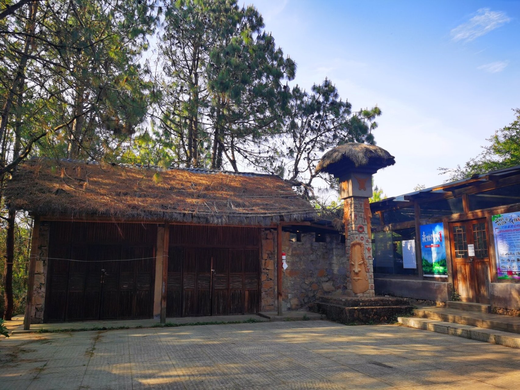 区位于沾益县炎方乡,路况还是不错的,开了一个小时的车,到达景区门口