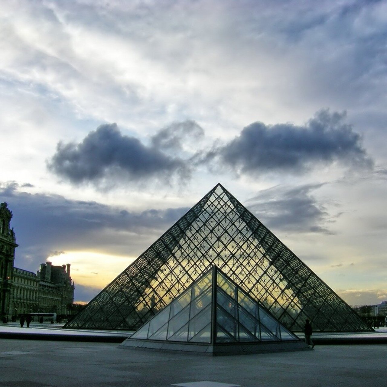 华裔设计师贝聿铭与卢浮宫金字塔的传奇故事 骄傲的法国人为什么会