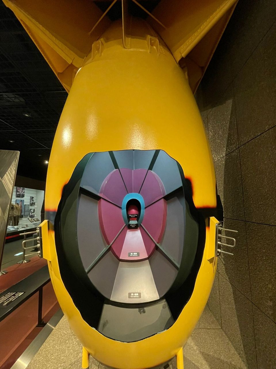 长崎原爆馆 等比例小胖子原子弹的模型 介绍了小胖子的外形和内部结构