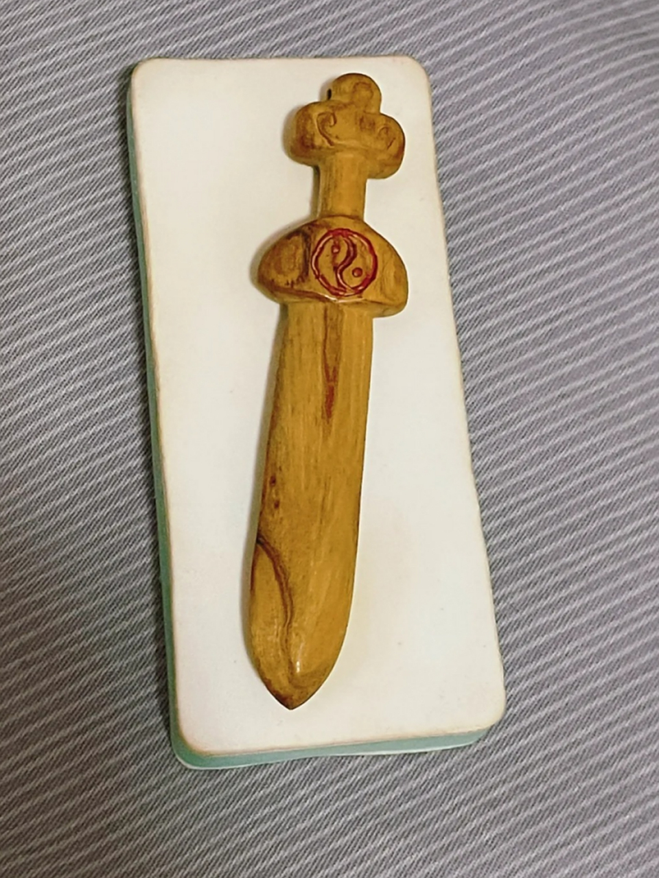 桃木剑图片 桃木剑95,以桃木精心雕琢而成,寓意辟邪驱凶,保平安.