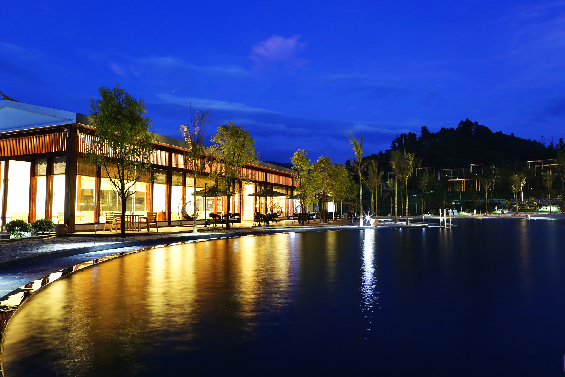 洞山温泉村临近市区,交通便捷,占地面积近60亩,打造以森林温泉为主,集