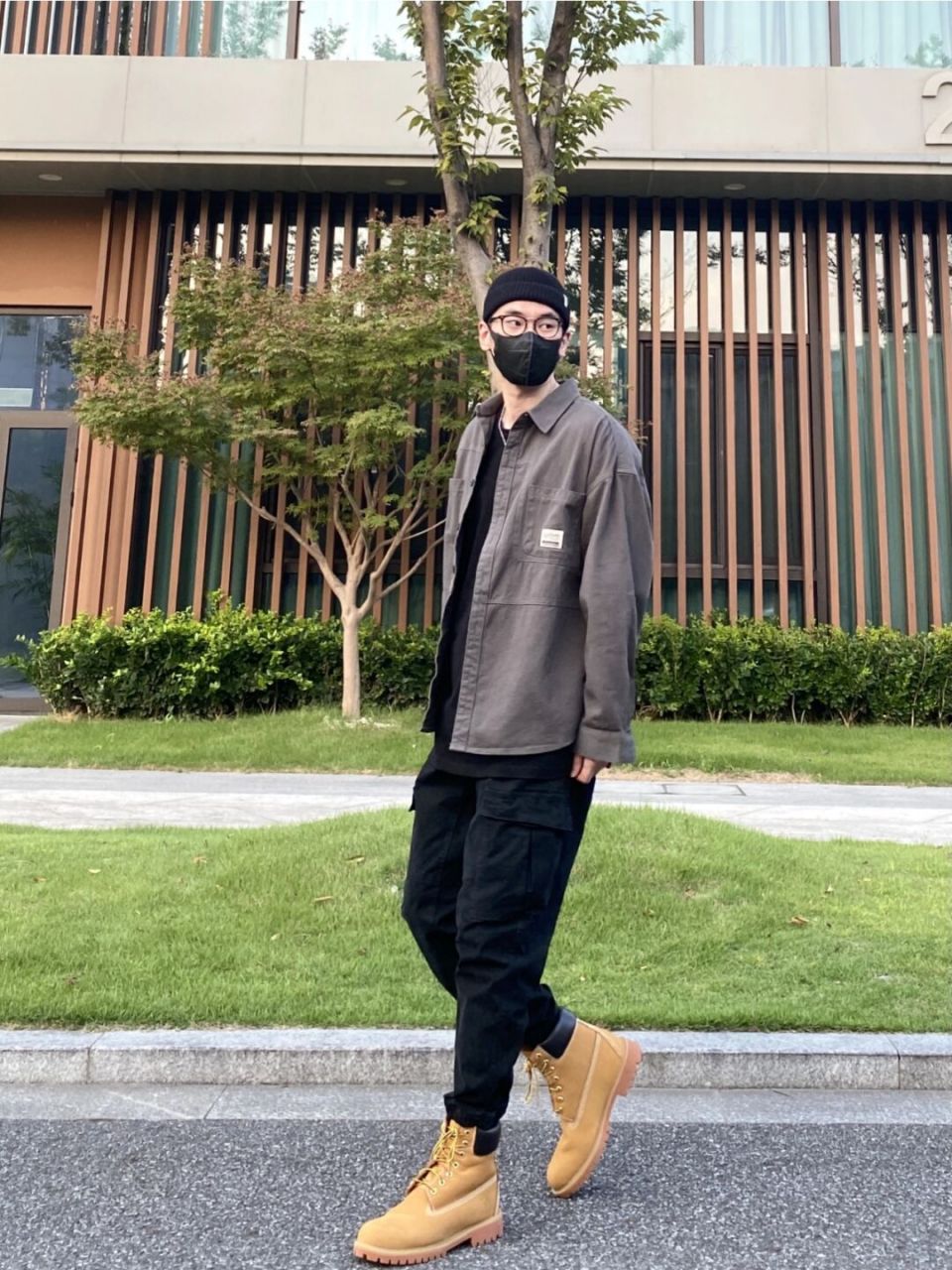 秋季穿搭|硬汉工装风搭配 今天这套先用圆领黑t做打底,裤子选择不挑腿
