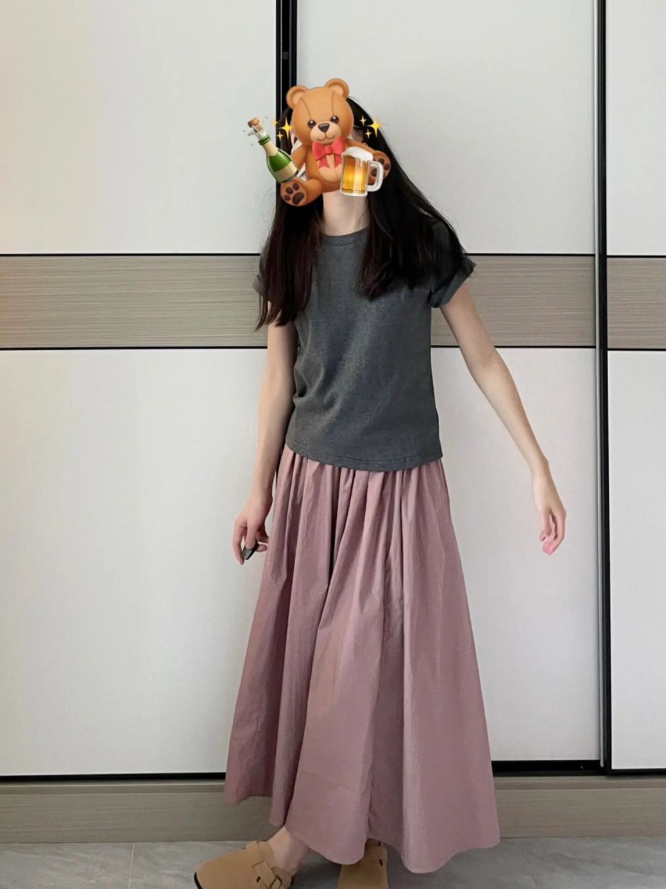 一条可以插兜的粉紫伞裙 深灰色t恤搭配暗粉色伞裙休闲又精致 和mcm菜