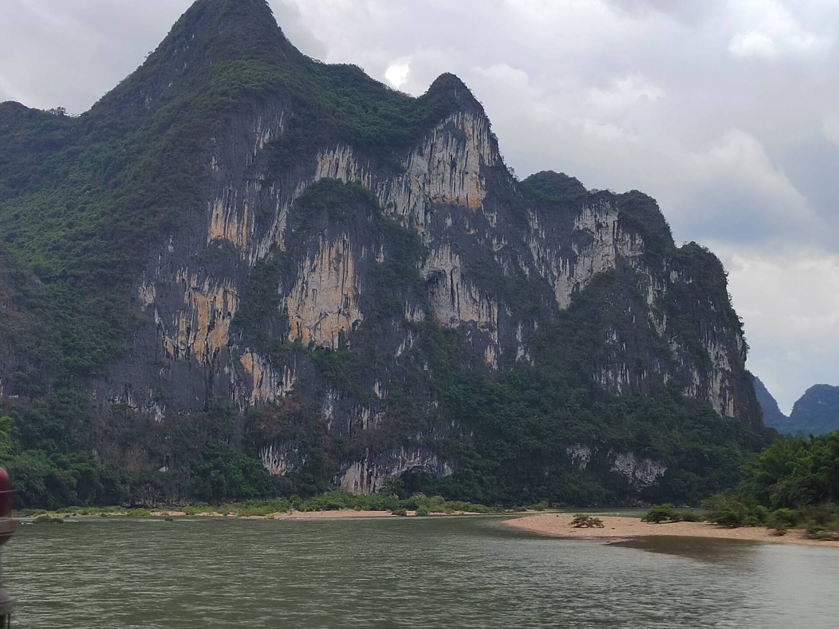 桂林山水甲天下 九马画山  九马画山是漓江沿岸的著名景观之一,是大
