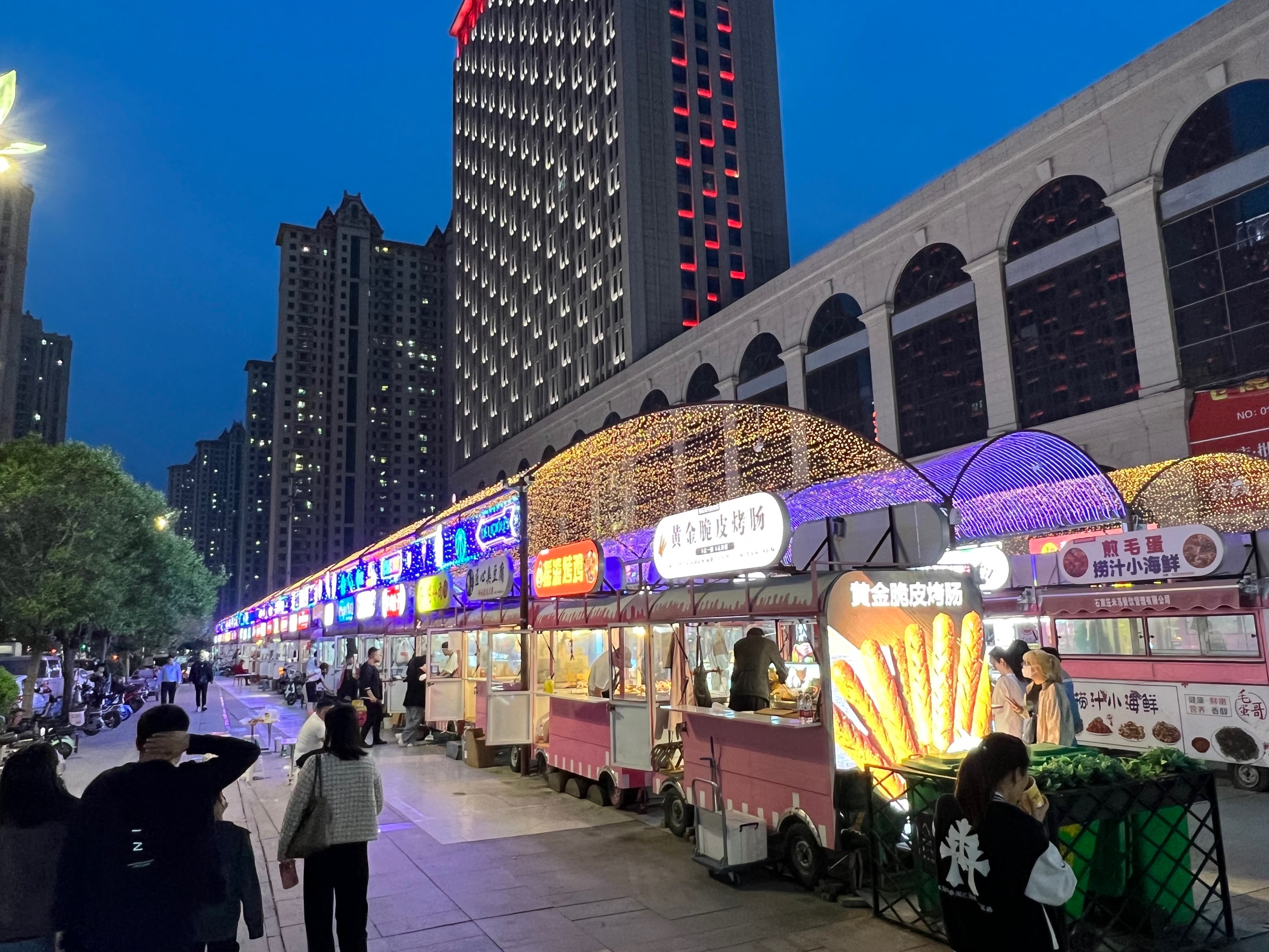 石家庄新晋网红夜市,塔谈国际商贸城夜市.