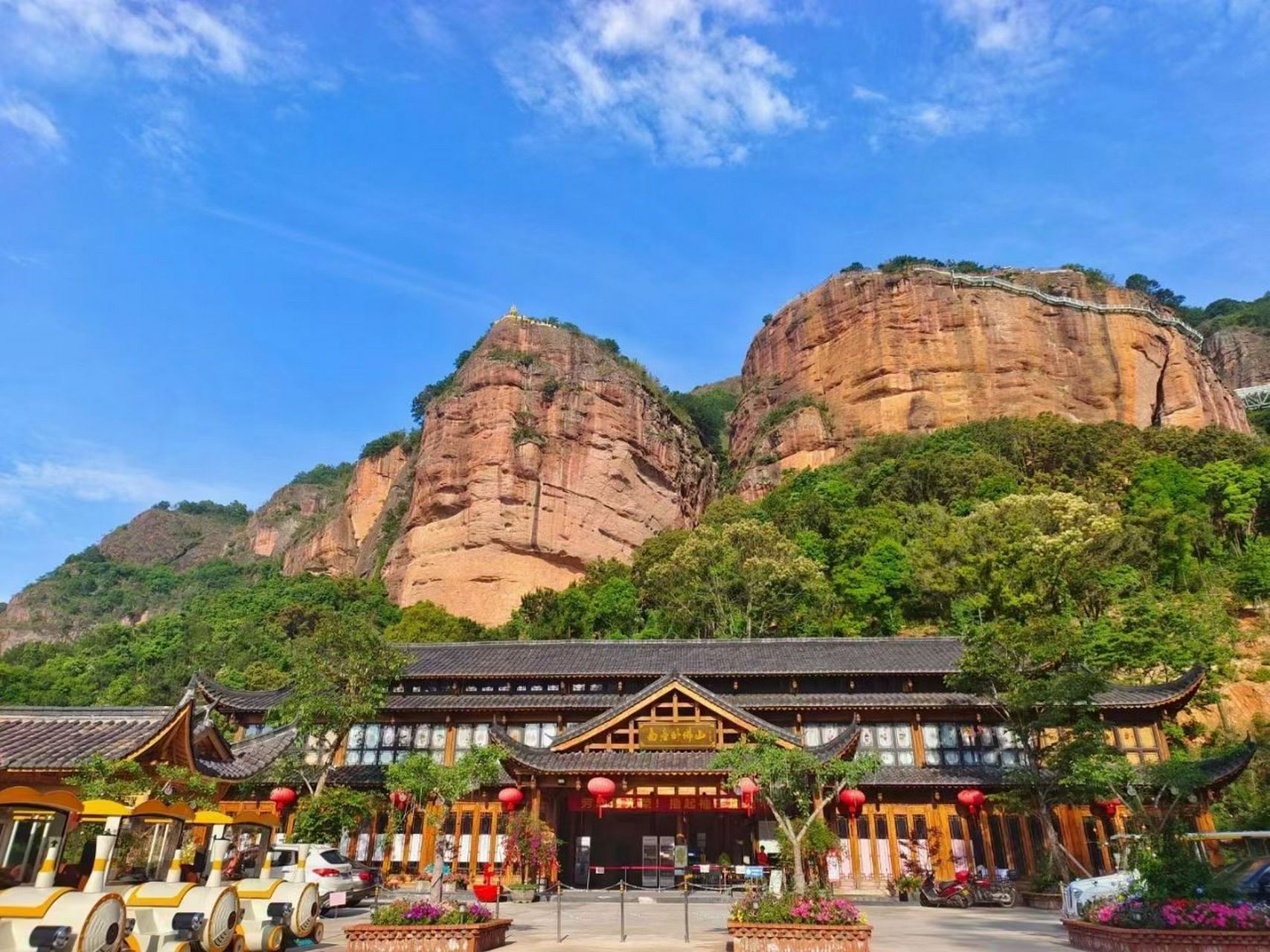 南台卧佛山景区地处粤闽赣三省交界处,距平远县城4公里,距梅州市区